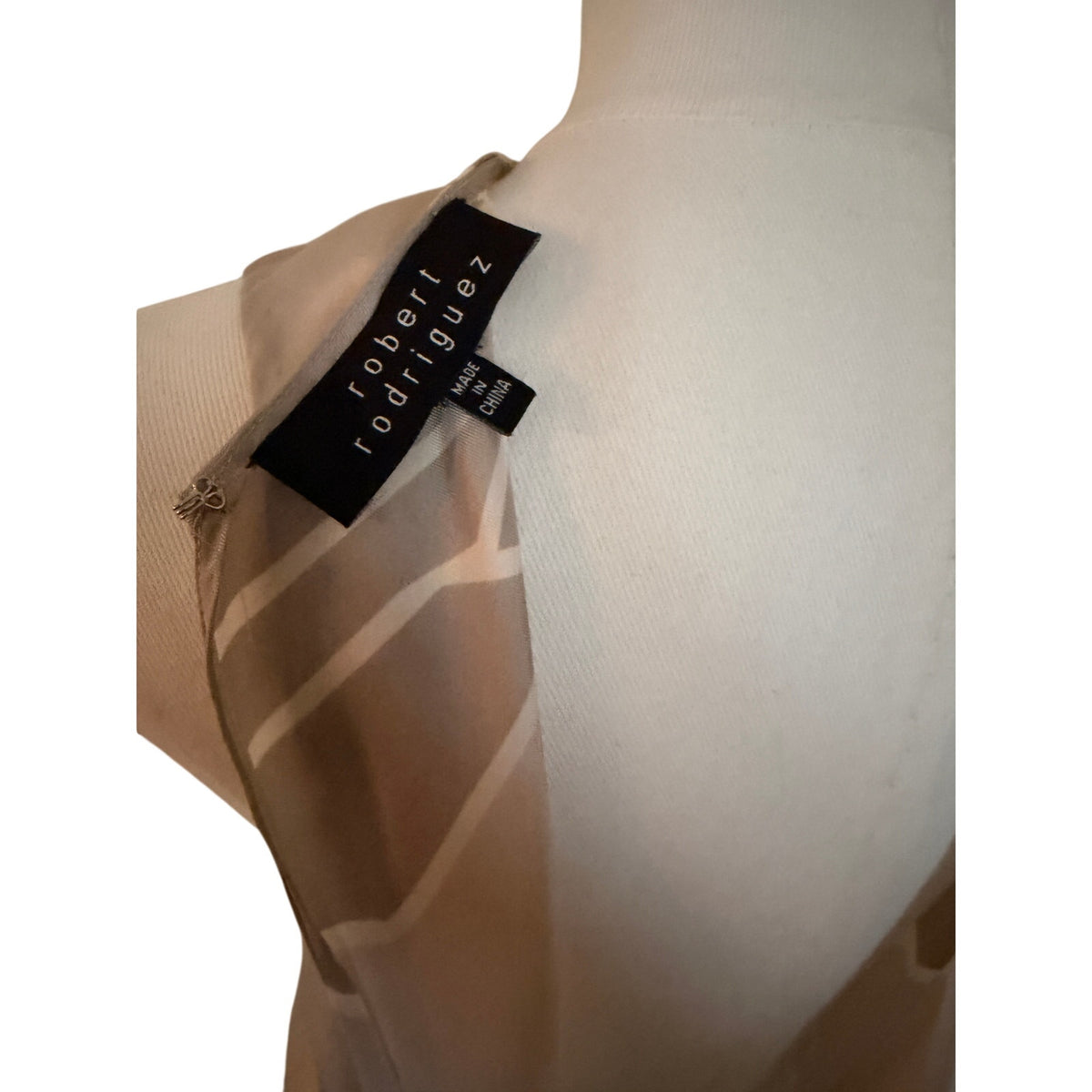 Robert Rodriquez Silver/Grey Knot Front Blouse Sleeveless 100% Silk Abstract - 2