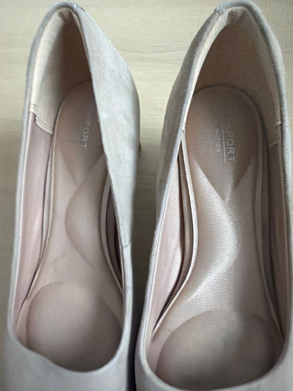 Rockport Total motion Blush Suede 2inch Heel size 7 - Image 4