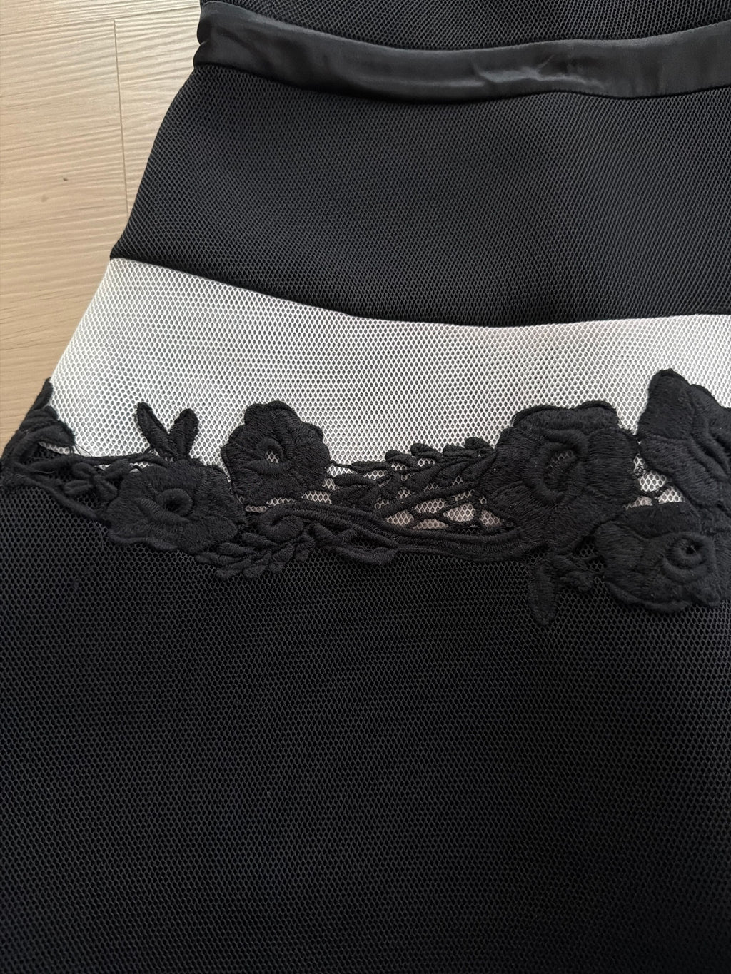 Silk Wei Black Stretch Bell-Shape Dress w/White Band and Black Appliqué Sleeveless Size M - Image 3